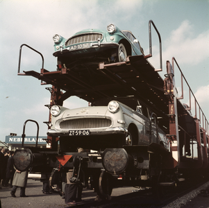883075 Afbeelding van de demonstratie van een dubbeldekwagen voor autovervoer op de stand van de Nederlandse Spoorwegen ...
